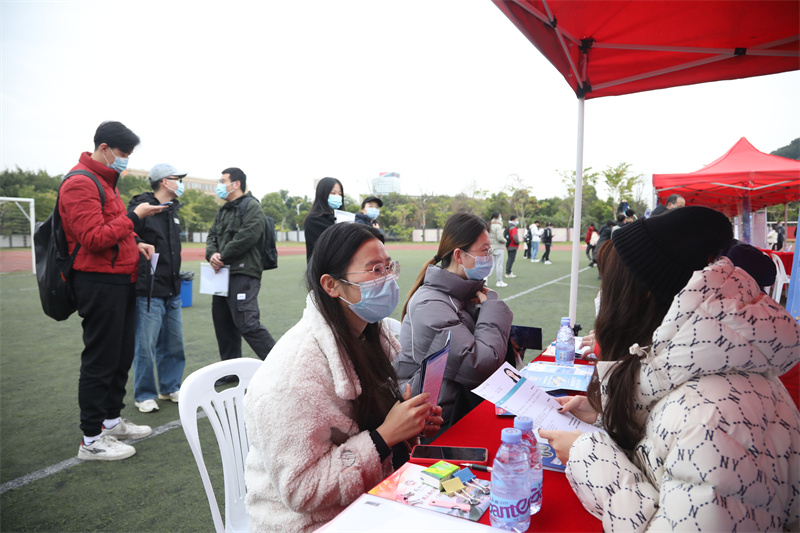 毕业生在校园双选会现场与企业进行良性互动 蓝苗摄 (2).JPG