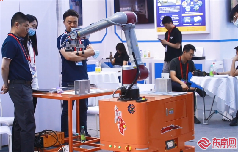 复合机器人正在作业 东南网记者郭晓楷 摄.png