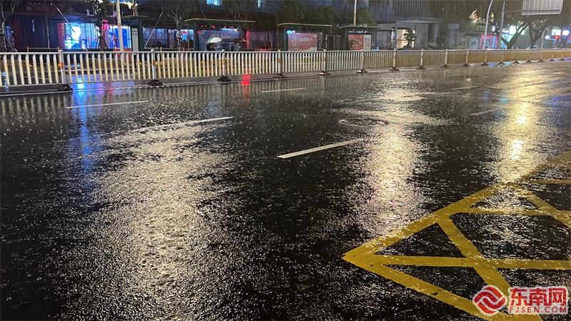 福州市鼓楼区东大路20时降雨实拍。东南网记者 周霞 摄.jpg