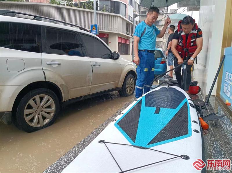6日上午，在福州仓山区上山路，福建蓝豹救援队队员对充气桨板正在充气，准备救援。东南网记者 林先昌 摄.jpg