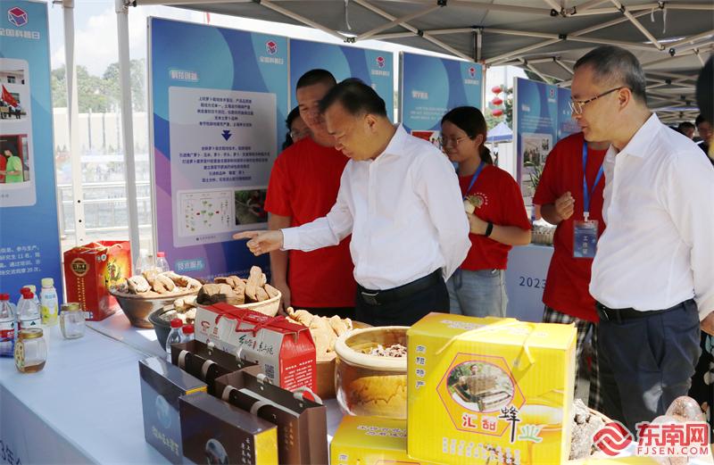 福建省委常委、宣传部部长张彦与上杭萝卜科技小院师生交流 东南网记者郑晓丹 摄.jpg