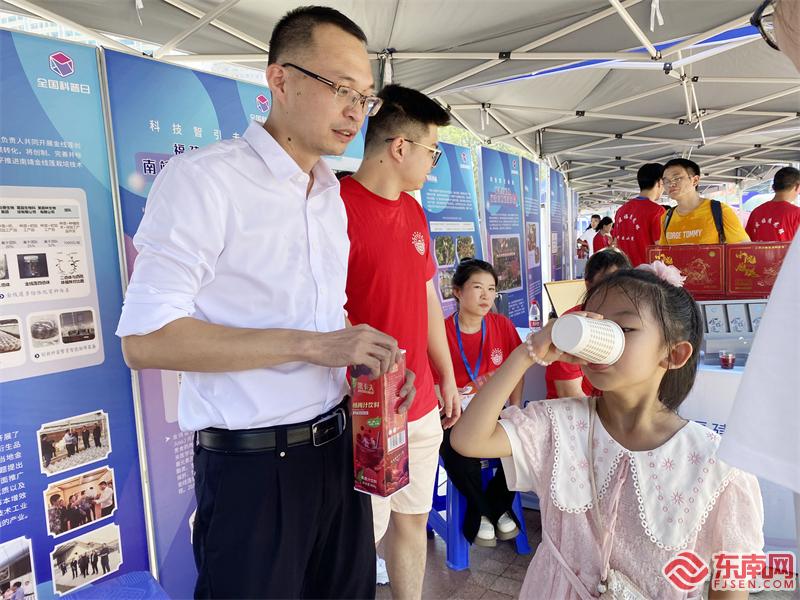 小朋友现场品尝杨梅汁 东南网记者郑晓丹 摄.jpg