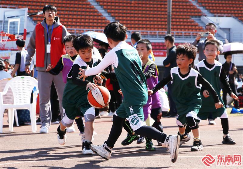 社区体育联赛现场，孩子们在进行篮球赛 东南网记者郑晓丹 摄 (3).jpg