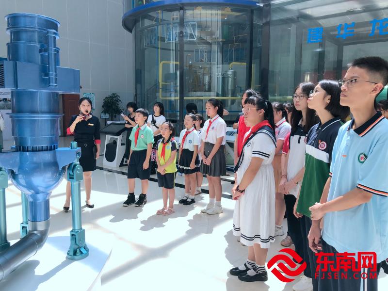 学生们参观中国核工业科技馆宣教展览中心。 （东南网福清频道记者 林学武摄）.jpg