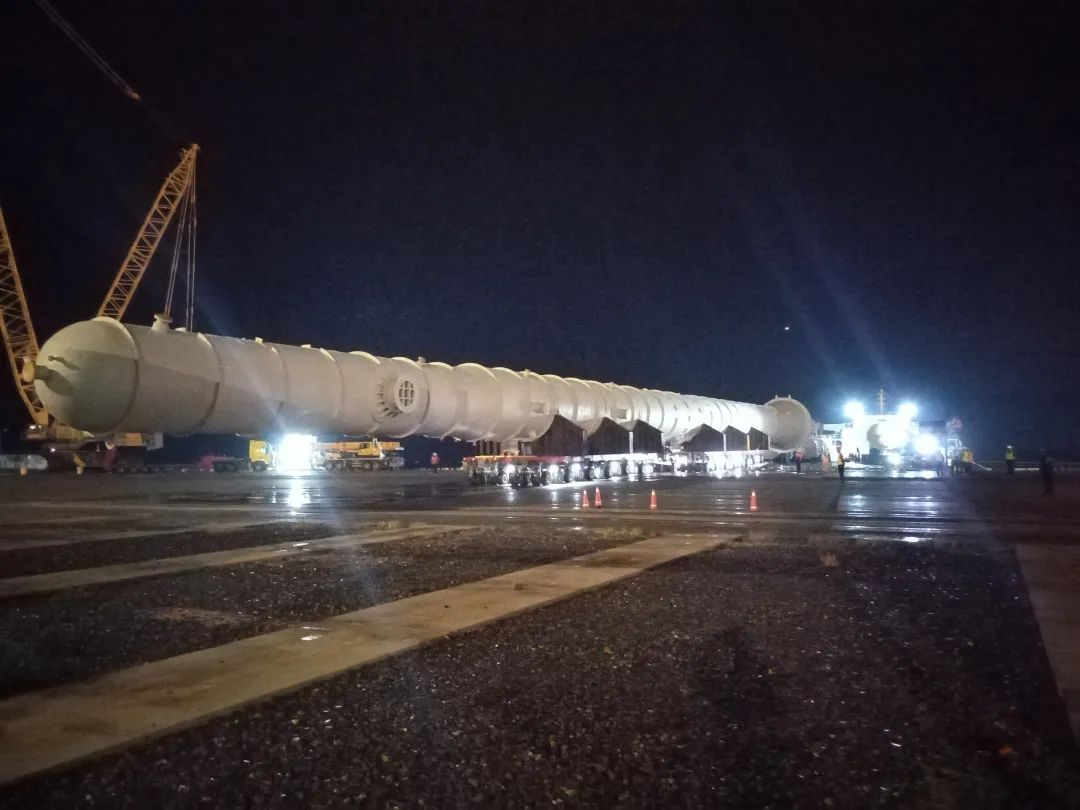 江阴港区成功接卸超大件设备