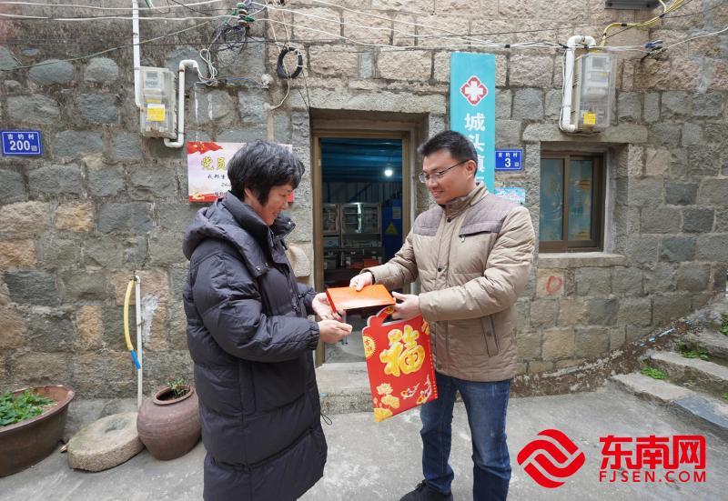 福清市委宣传部副部长、文明办主任郭芳辉慰问第七届全国道德模范王锦萍。 (东南网福清频道记者 吴德城摄).jpg