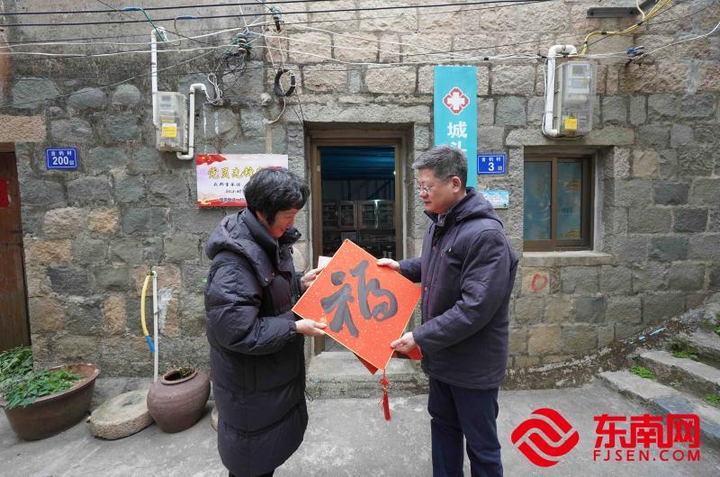 福州市委宣传部副部长、文明办主任林家枢慰问第七届全国道德模范王锦萍。 (东南网福清频道记者 吴德城摄).jpg