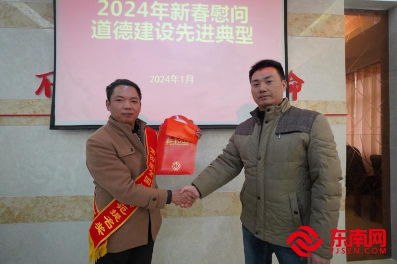 福清市委宣传部副部长、文明办主任郭芳辉慰问第四届全国道德模范提名奖黄贺乐。 (东南网福清频道记者 吴德城摄).jpg