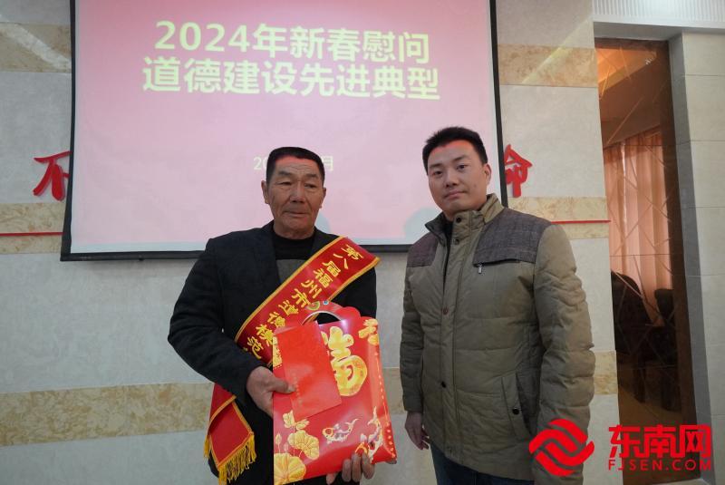 福清市委宣传部副部长、文明办主任郭芳辉慰问第八届福州市道德模范提名奖林华进。 (东南网福清频道记者 吴德城摄).jpg