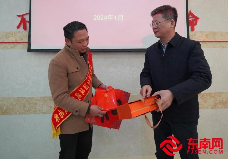 福州市委宣传部副部长、文明办主任林家枢慰问第四届全国道德模范提名奖黄贺乐。 (东南网福清频道记者 吴德城摄).jpg