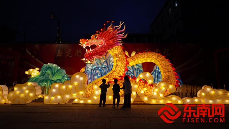 2024年元宵灯会游客正在观赏玉屏街道花灯(东南网福清频道记者 吴德城 摄) 2024年元宵灯会游客正在观赏玉屏街道花灯(东南网福清频道记者 吴德城 摄)