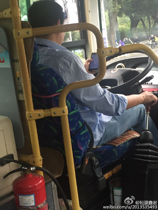 76路公交车司机边玩手机边开车　该司机已被停岗