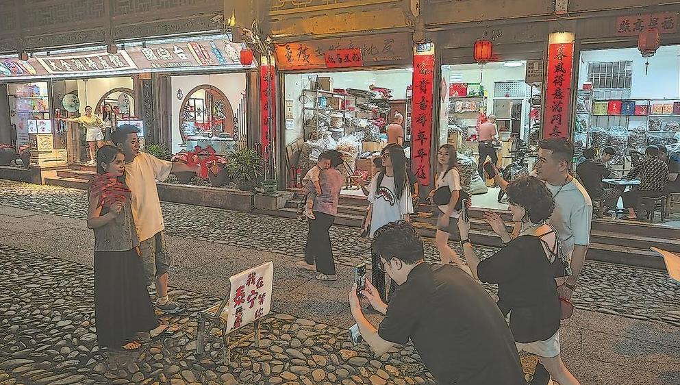 古城夜游人气旺