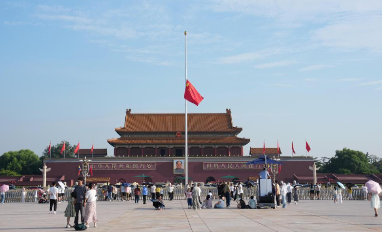天安门下半旗悼念朱镕基同志