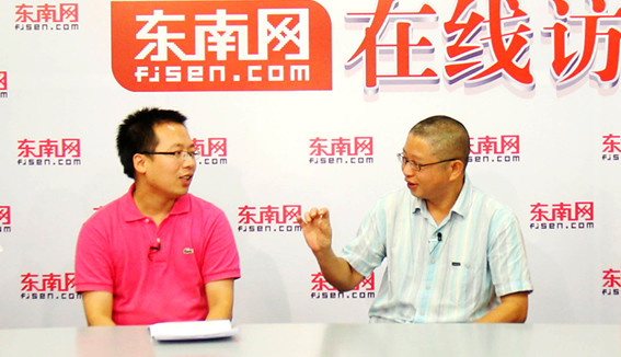 张玲枣教授(右)与郭政记者交流观点