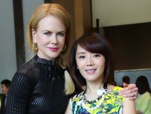 车永莉与妮可合影