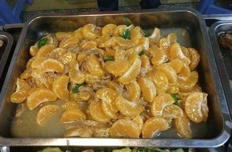 华南女院食堂推出“神菜” 橘子肉丝几分钟卖光