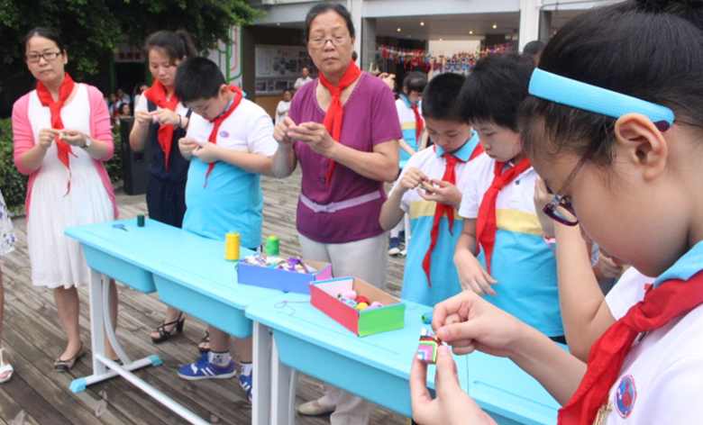 福州：孩子们学包五彩粽