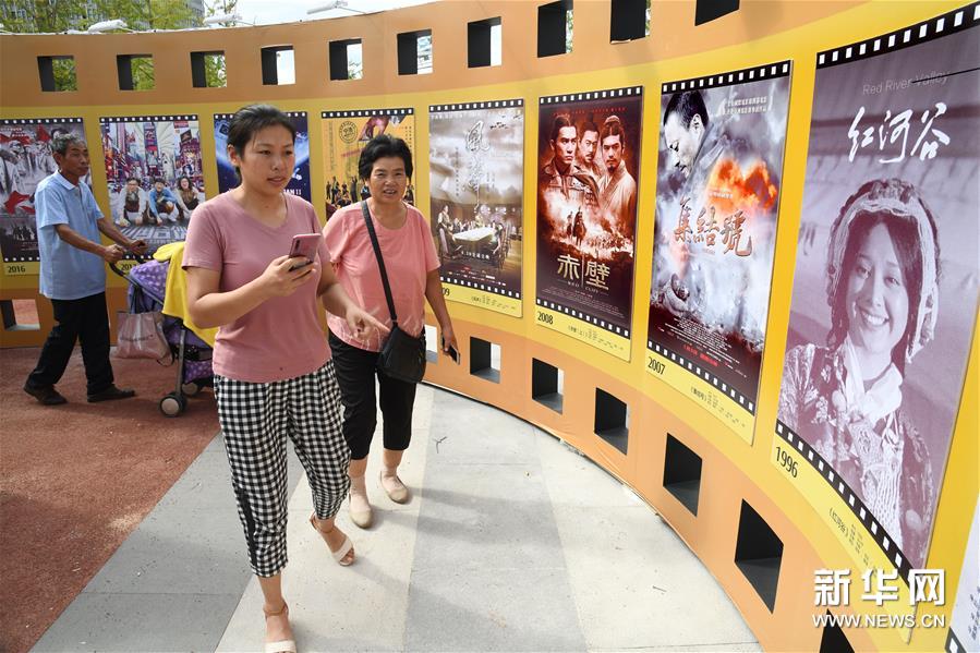(文化)(1)青岛举行国产优秀电影海报展
