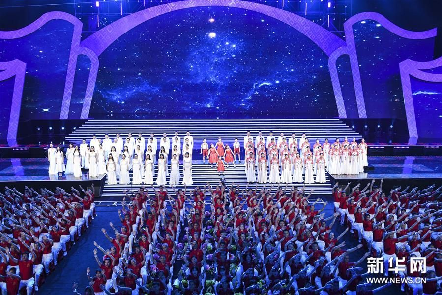 (文化)(1)第21届南宁国际民歌艺术节晚会上演