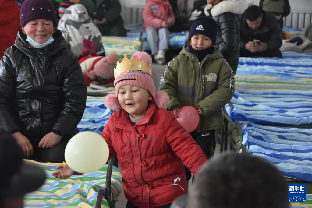 新疆乌什：安置点里的爱心生日会