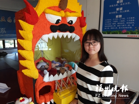 女大学生自制夹娃娃机　推拉针筒就可以抓取玩偶