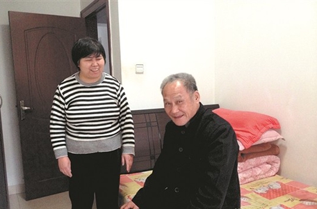 照顾痴呆大伯 山西籍媳妇王建华25年不离不弃