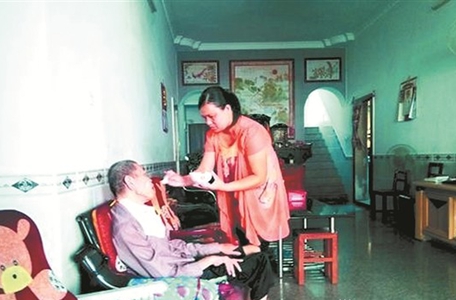 久病床前有孝媳 侍奉公公像亲爹