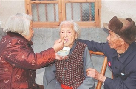 子承父孝50年 孝心接力赡养老人