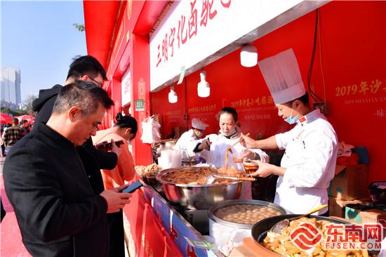 美食展位前 游客络绎不绝 主办方供图.jpg