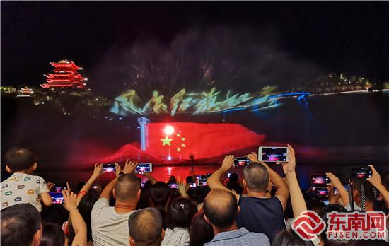 游客观看水幕秀 主办方供图.jpg