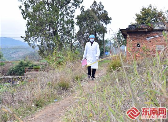 走村入户做好疫情“第一道防线” .jpg