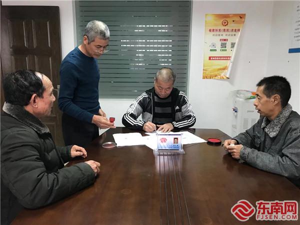 贫困户王某与榕树苗林承包者签订调解协议  沙县凤岗司法所所长 黄金娥拍摄.jpg