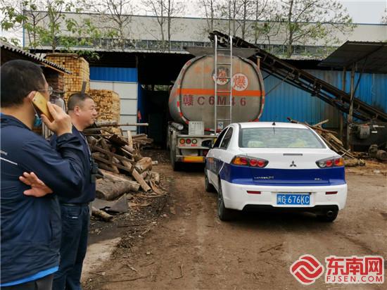 永安小陶镇黑油油罐车 (2).jpg