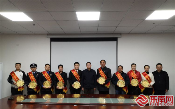 三元区委常委、宣传部长黄小荣与“三元区第一届“最美退役军人”合影9三元区退役军人事务局供图).png 三元区委常委、宣传部长黄小荣与“三元区第一届“最美退役军人”合影9三元区退役军人事务局供图).png