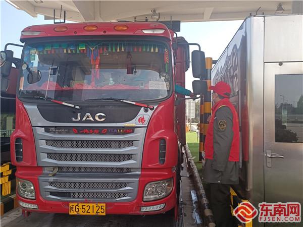 高速志愿者在收费站宣传超速超载危险.jpg 高速志愿者在收费站宣传超速超载危险.jpg