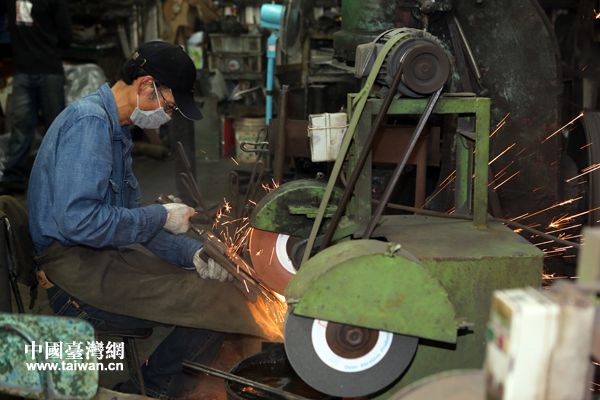 张志军参访金门钢刀厂 盼两岸化干戈为玉帛