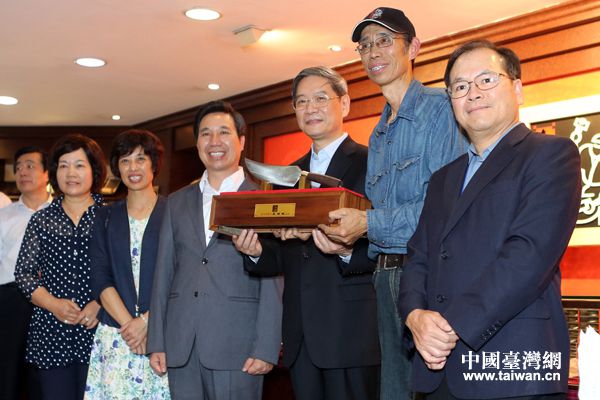 张志军参访金门钢刀厂 盼两岸化干戈为玉帛