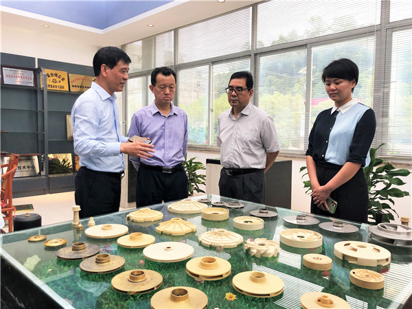 图为陈式海(左二)一行走访福安市侨资企业。黄恺枫 摄.jpg