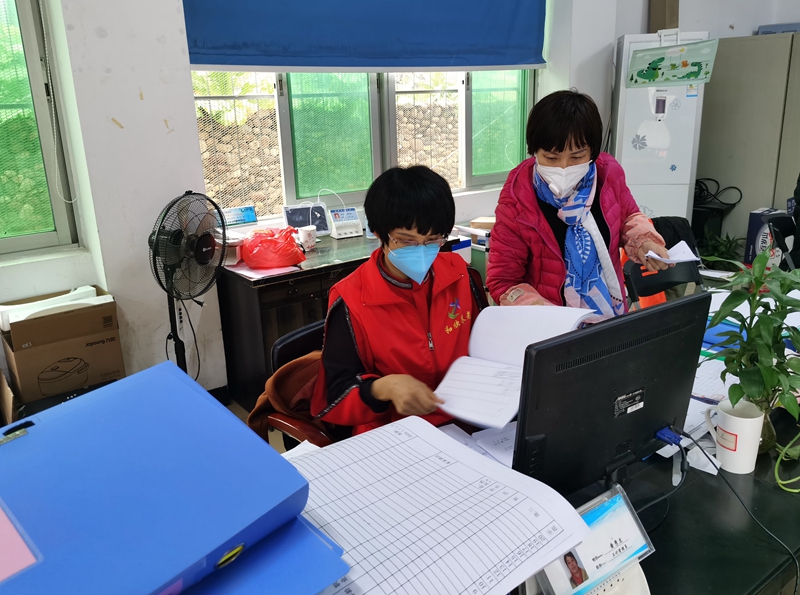 陈秀治在汇总防控情况资料 （受访者供图）.jpg