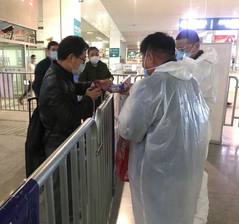 在厦门北站,工作人员为休息旅客送上一瓶八宝粥(黎方雪 供图).jpg