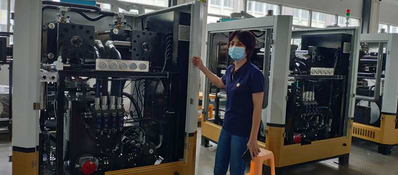 公司总经理郭明月在介绍公司生产的设备(蔡鹏程摄).jpg