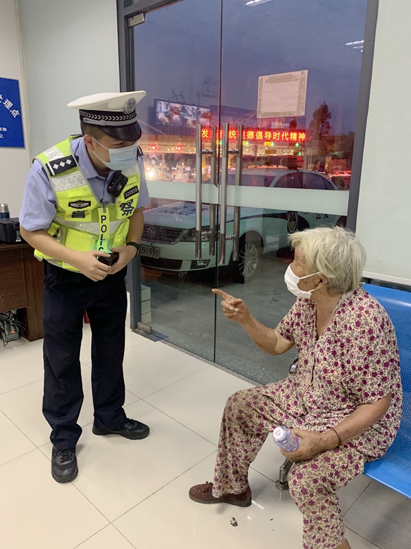 民警将老人带回执法站（厦门高速交警支队供图）.jpg