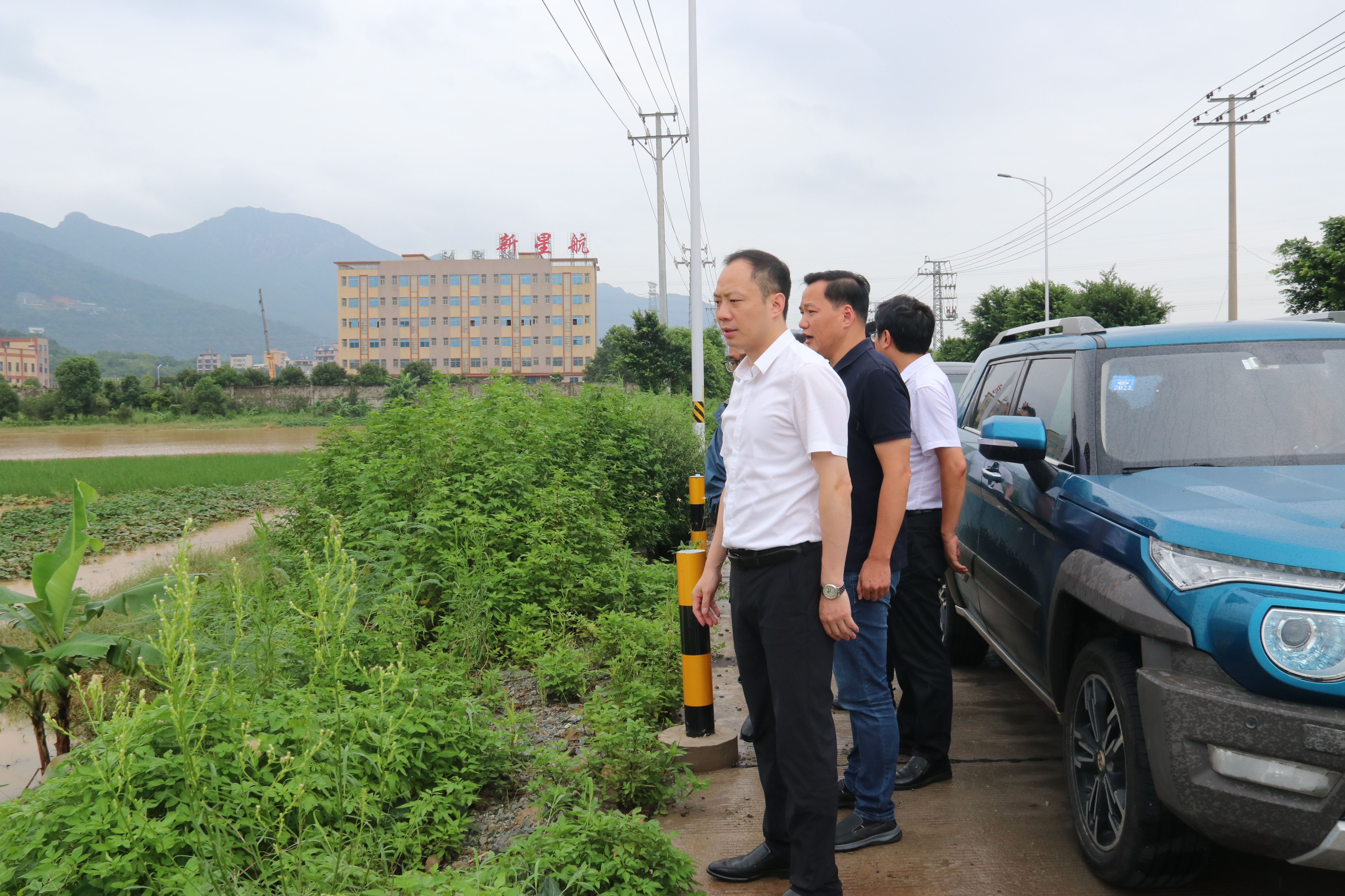 区领导深入一线检查指导灾后恢复重建工作