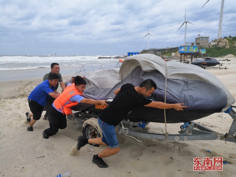 六鳌边防所民警将景区游艇推至岸边安全位置。 (3).jpg