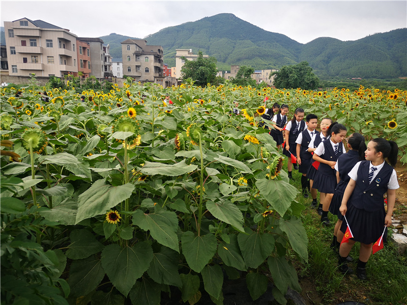 同学们走进基地参观 福建省农科院供图.jpg