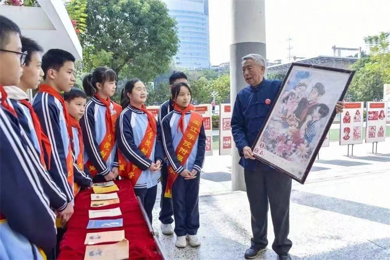 屏南耕读文化博物馆馆长张书岩为闽院附中学生讲述雷锋事迹。叶诚 摄.jpg