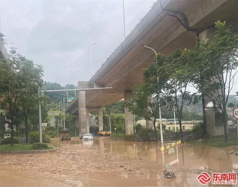 福州市杨廷路积水退去后路面满是泥土。东南网记者 卢金福 摄.jpg