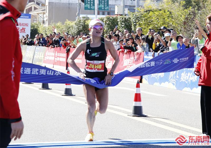 马拉松女子组冠军 王静冲线 东南网记者郑晓丹 摄.jpg