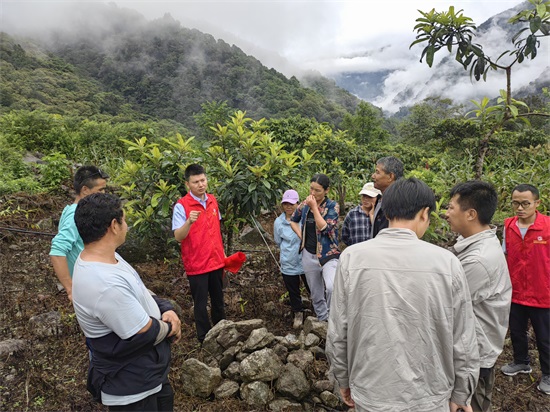 刘震在与村民交流 (2).jpg